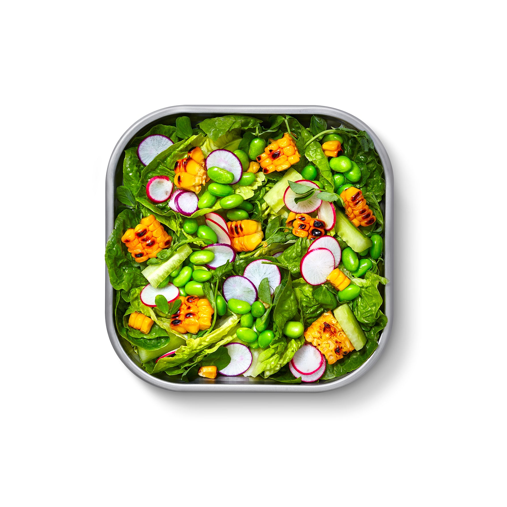 Sommerlicher Salat mit Mais, Gurken, Radieschen, Edamame und grünem Sa ...