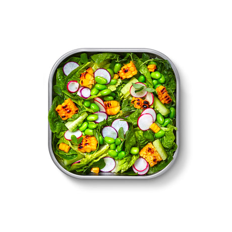 Sommerlicher Salat mit Mais, Gurken, Radieschen, Edamame und grünem Salat