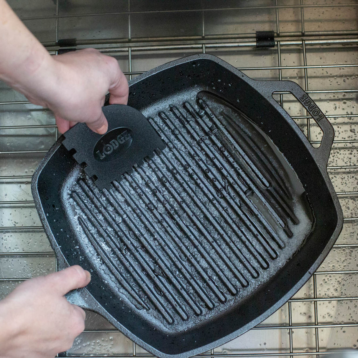 LODGE | Schaber für Grillpfannen, schwarz/rot, 2er-