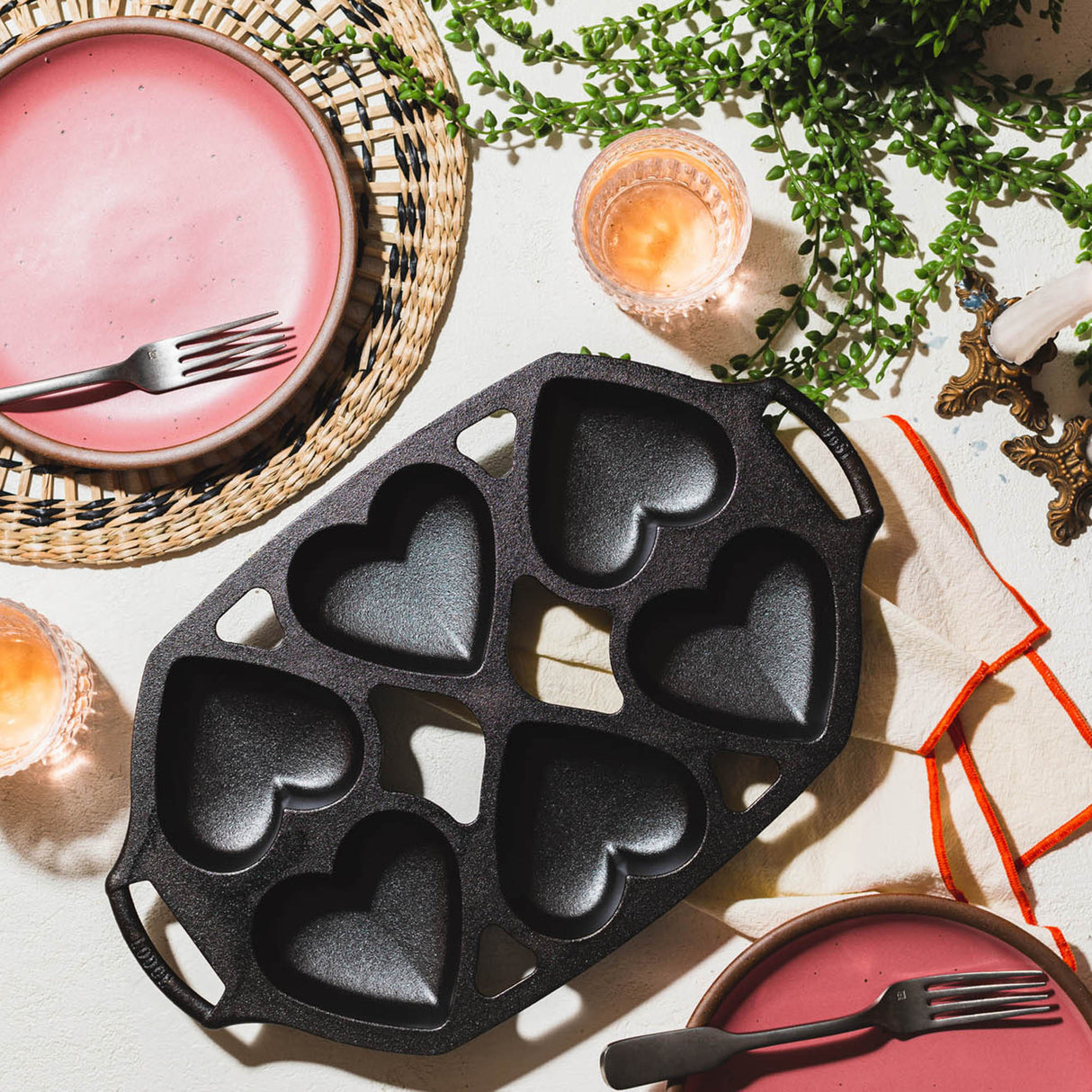 LODGE | Kuchenform, Classic, schwarz, 6 Herzen