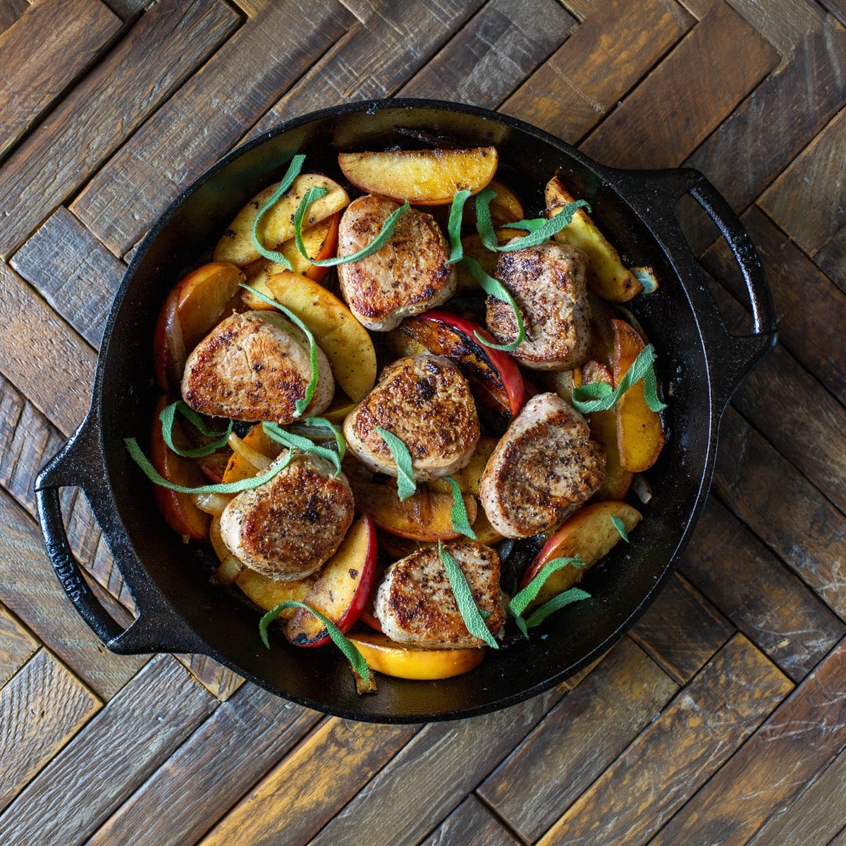 Lodge 26cm black classic baking pan with a sturdy handle and non-stick surface for versatile baking.