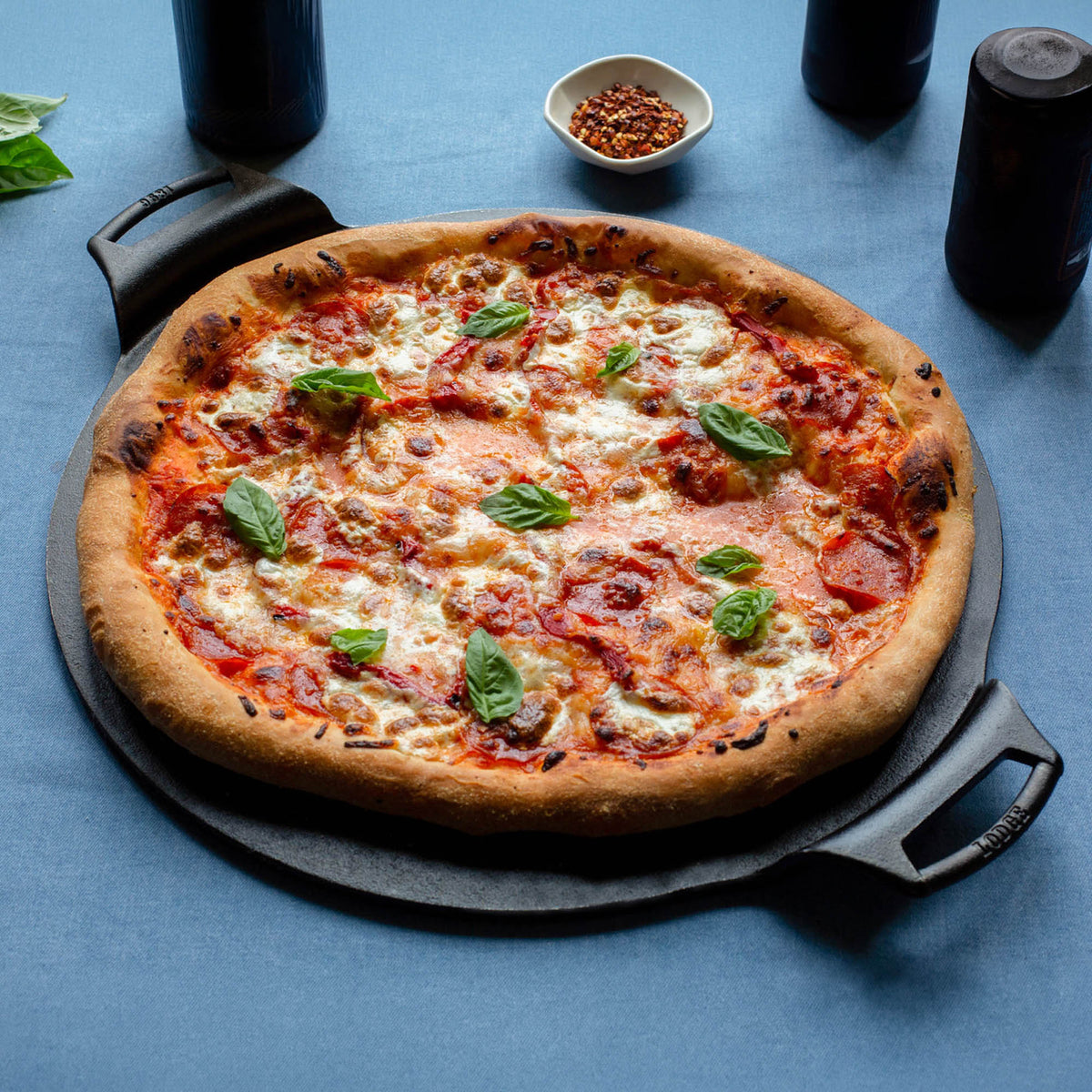 Lodge classic black pizza baking pan, 31.8 cm, non-stick backform for homemade pizzas on a clean kitchen surface.