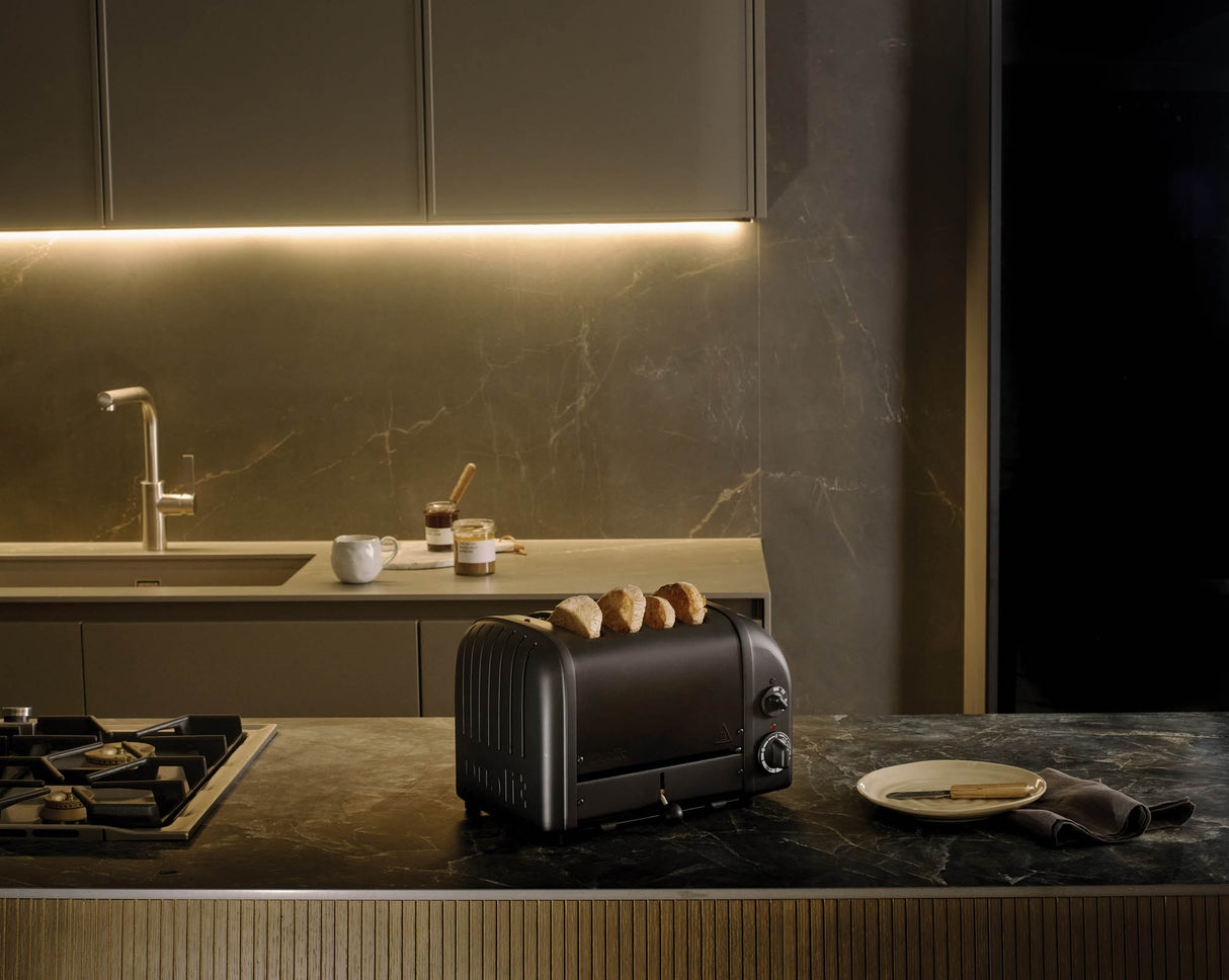 Schwarzer DUALIT Toaster NEWGEN mit Platz für 4 Scheiben, modernes Design, Edelstahl-Optik, für knuspriges Toasten.