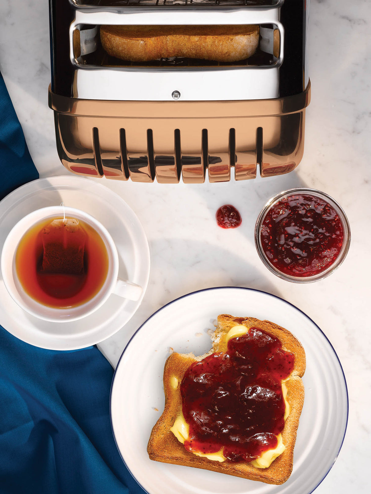DUALIT Newgen Toaster aus Kupfer, 4 Scheiben, modernes Design, sichtbare Toastscheiben und Bedienelemente.