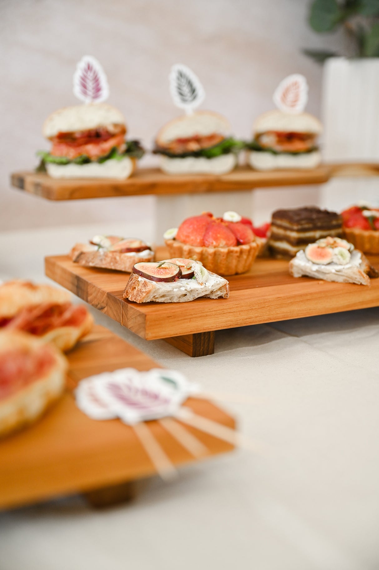 Bistro Servierbrett mit Füßen