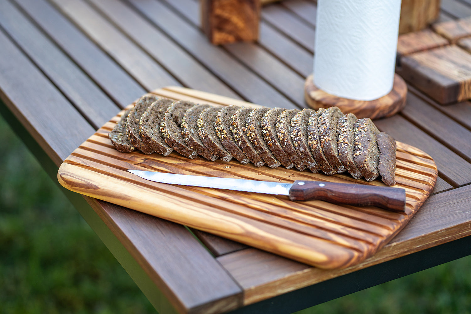 Doppelseitiges Brotschneidebrett mit Rillen