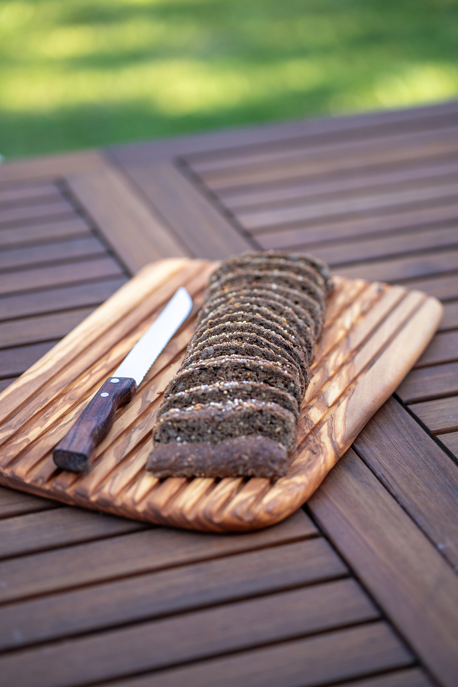 Doppelseitiges Brotschneidebrett mit Rillen