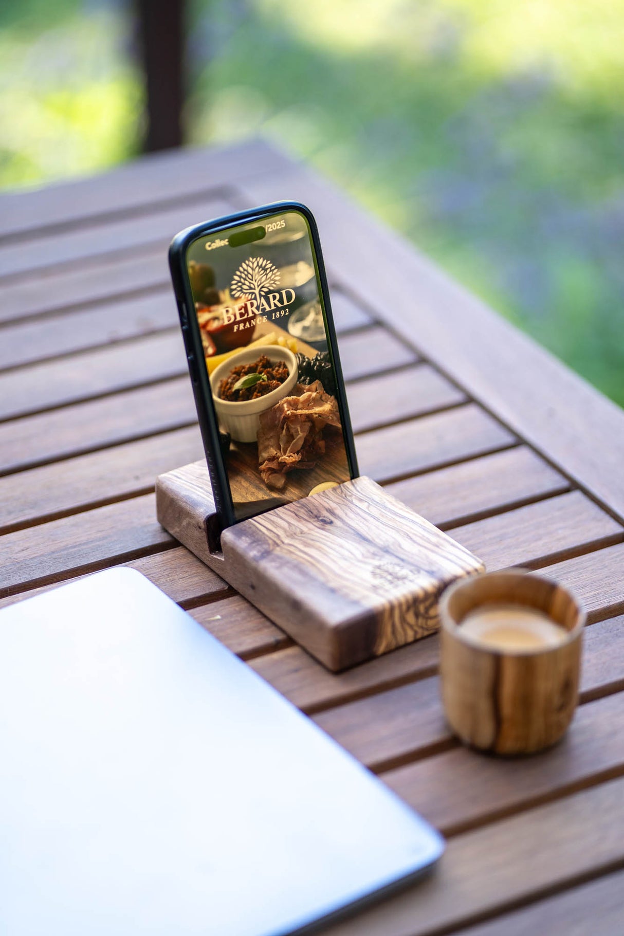 Smartphone Halter aus Olivenholz