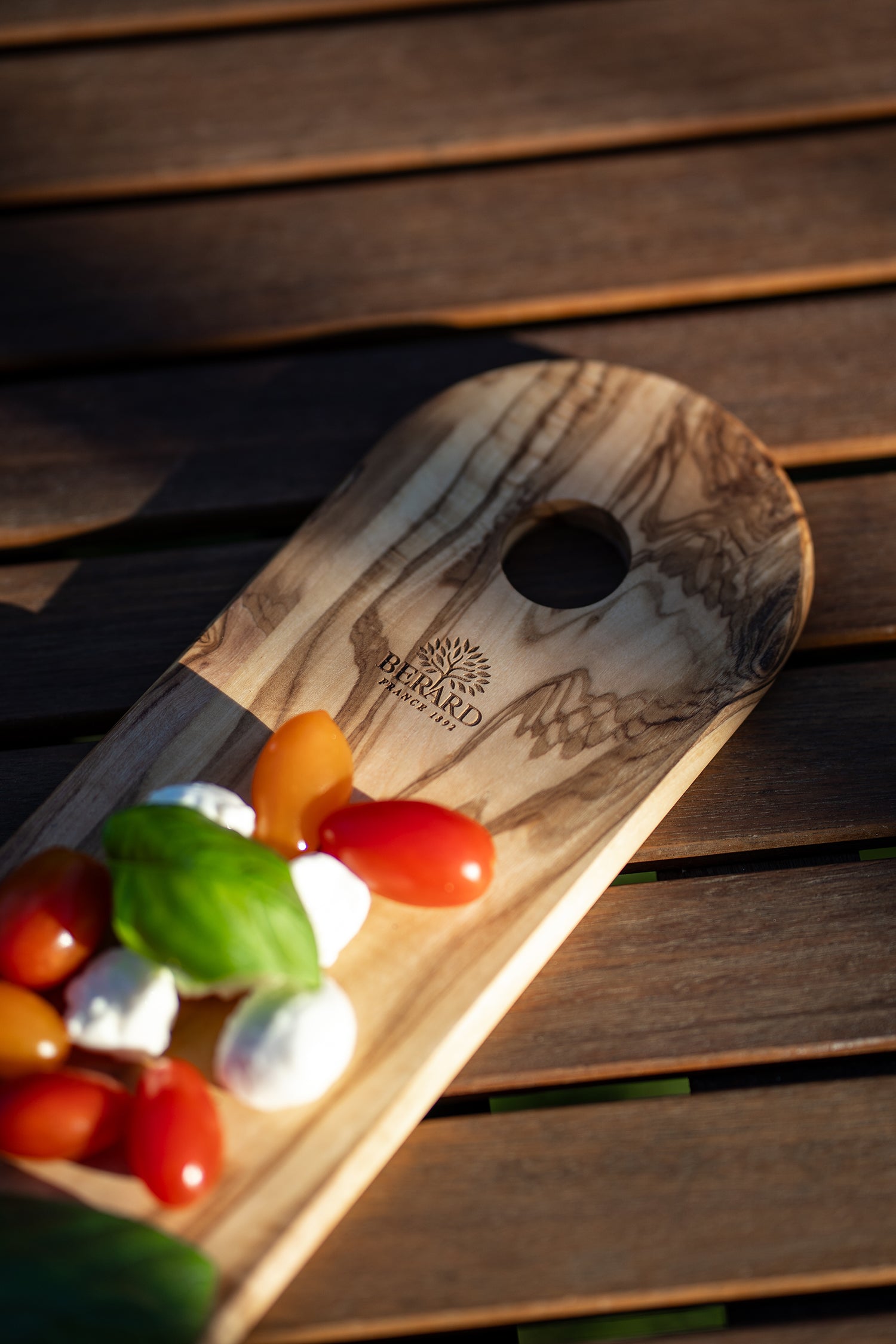 Schneidebrett mit Loch aus Olivenholz