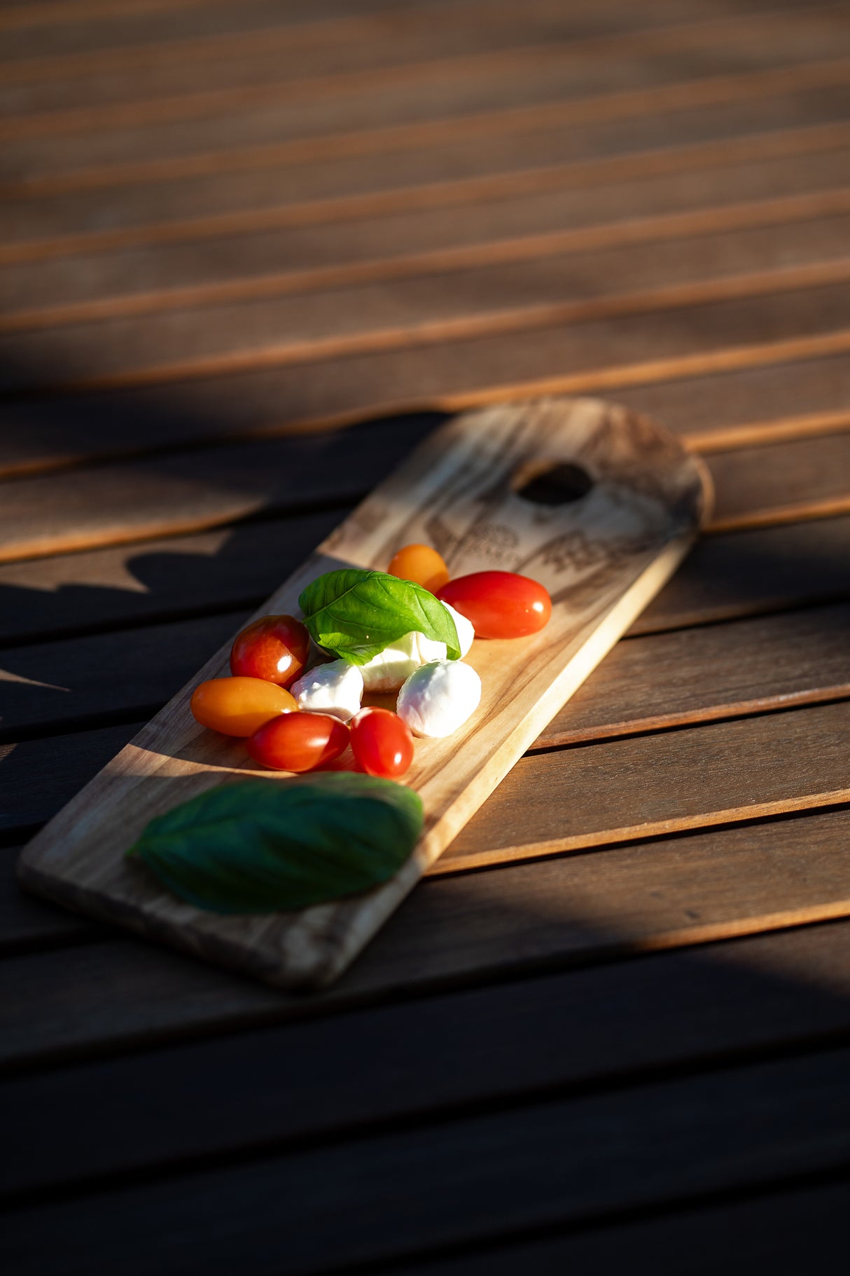 Schneidebrett mit Loch aus Olivenholz