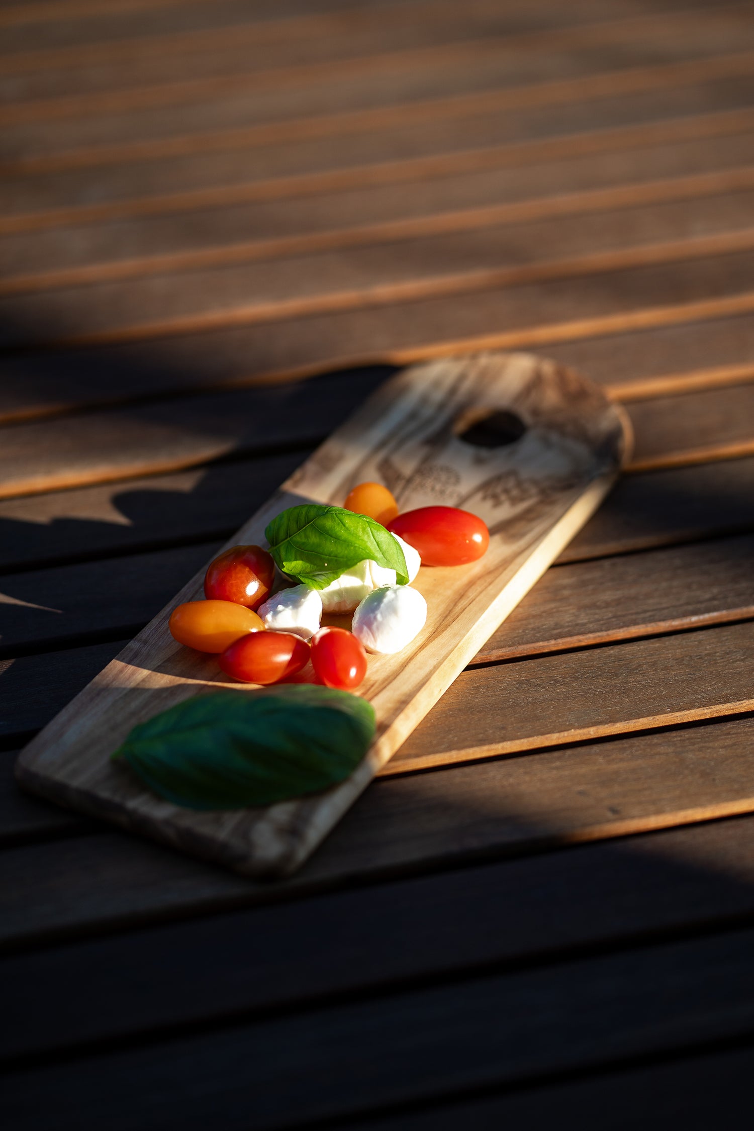 Schneidebrett mit Loch aus Olivenholz