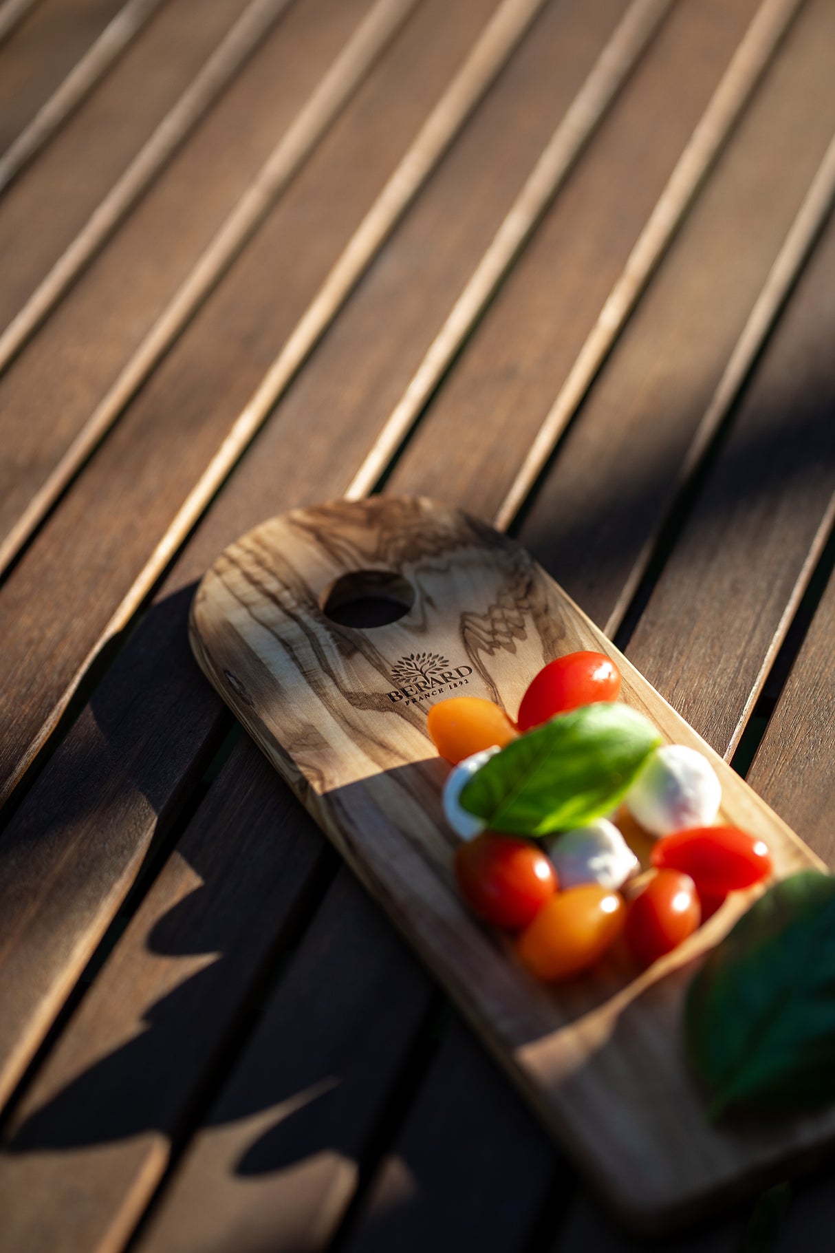 Schneidebrett mit Loch aus Olivenholz