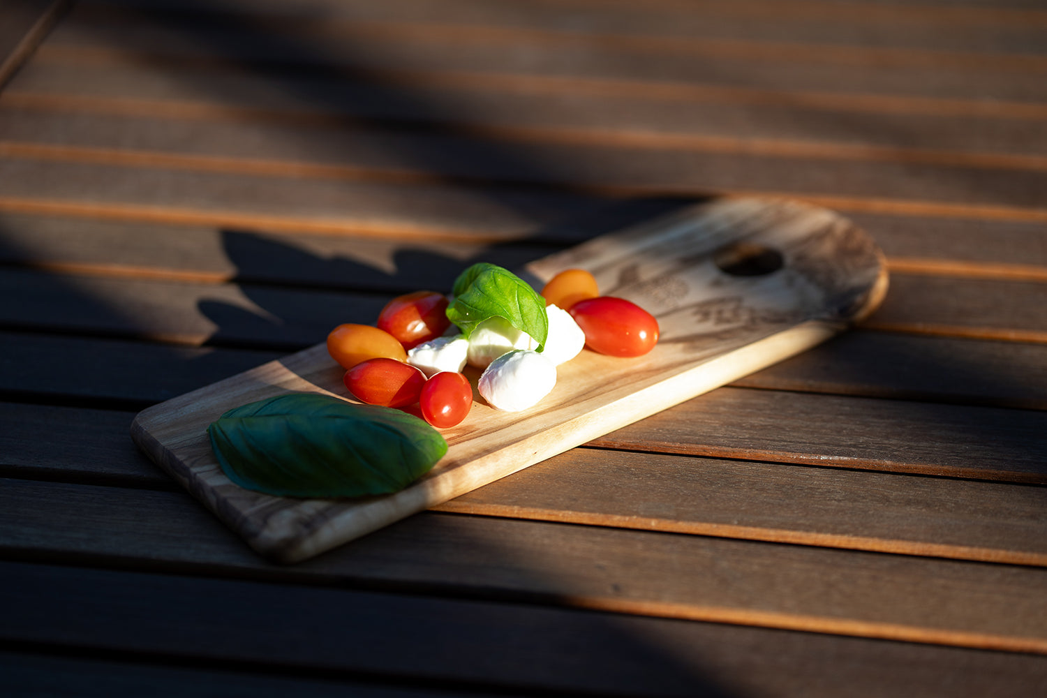 Schneidebrett mit Loch aus Olivenholz