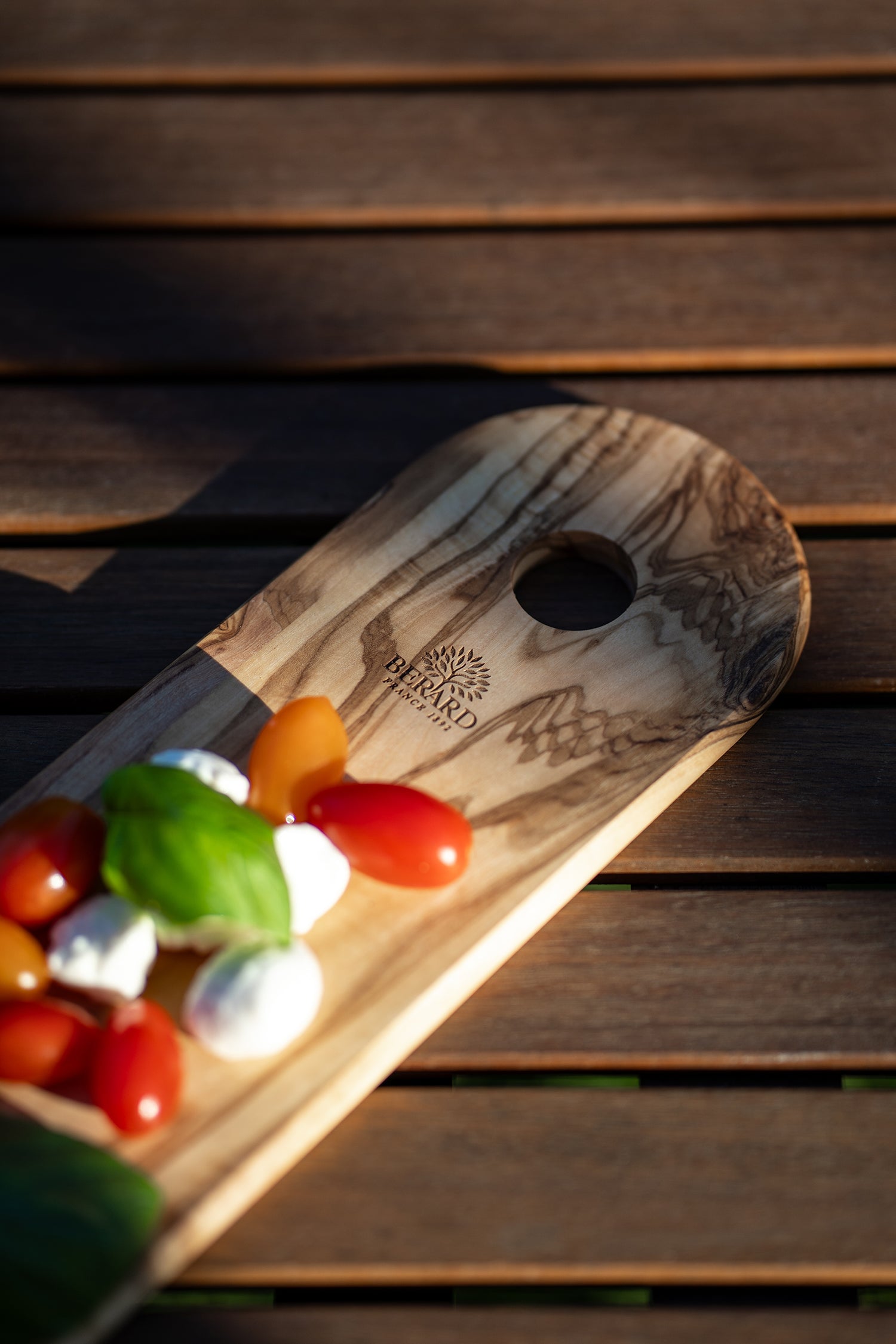 Schneidebrett mit Loch aus Olivenholz