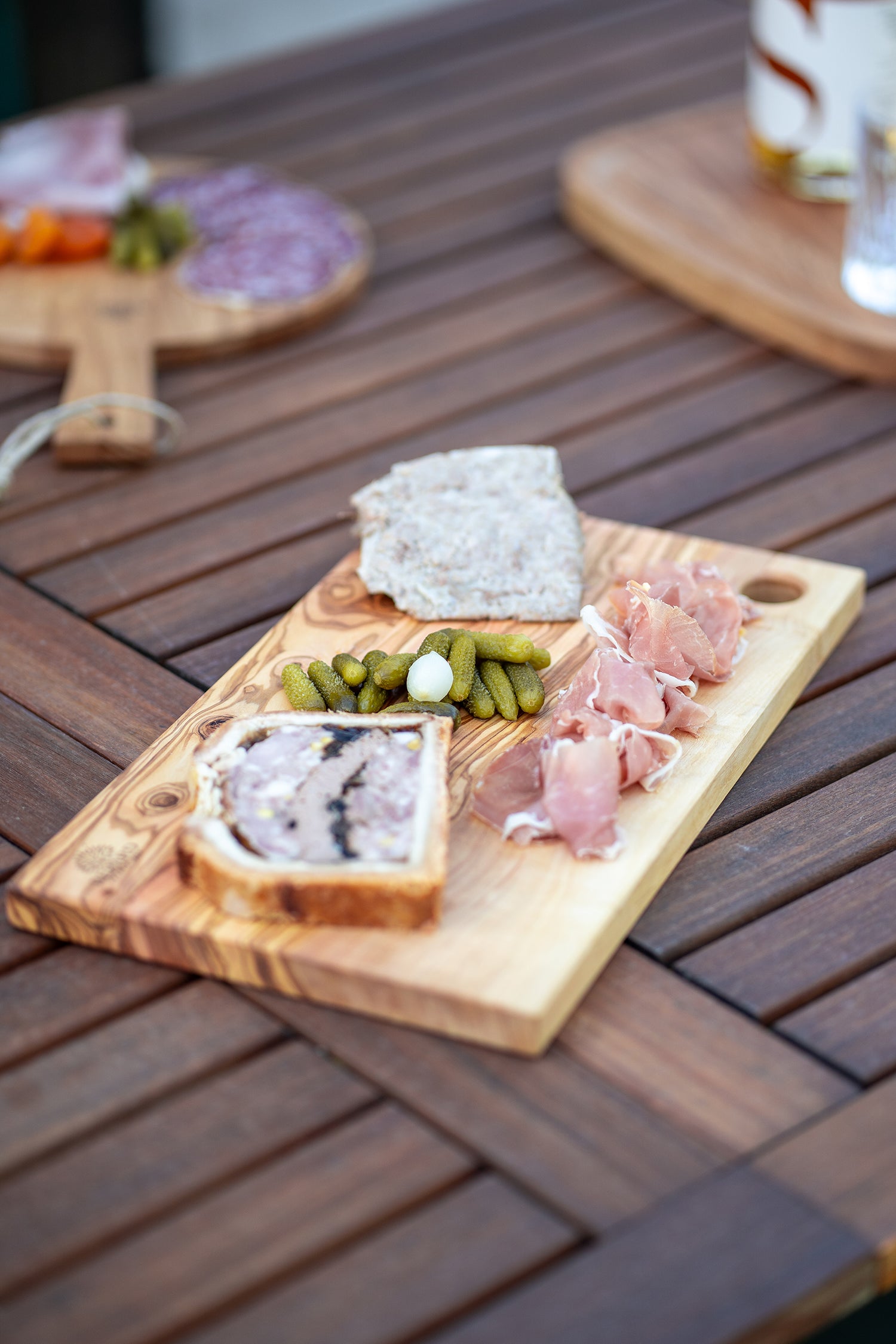 Schneidebrett mit Loch aus Olivenholz