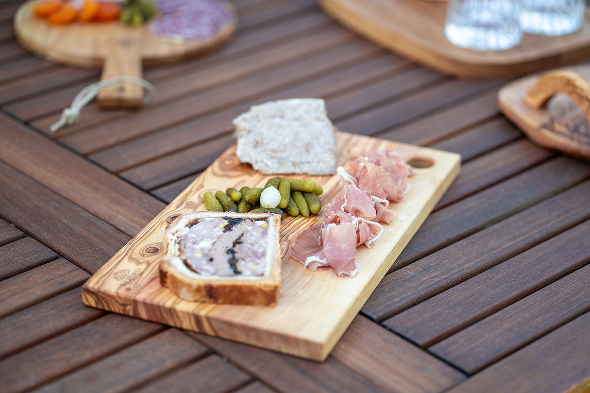 Schneidebrett mit Loch aus Olivenholz