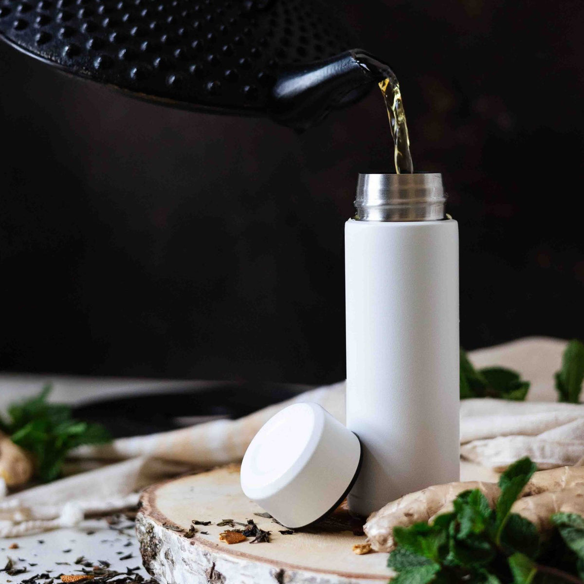 Weiße KYOCERA Isolierflasche Slim Mug mit flachem Design und Schraubverschluss für heiße und kalte Getränke.