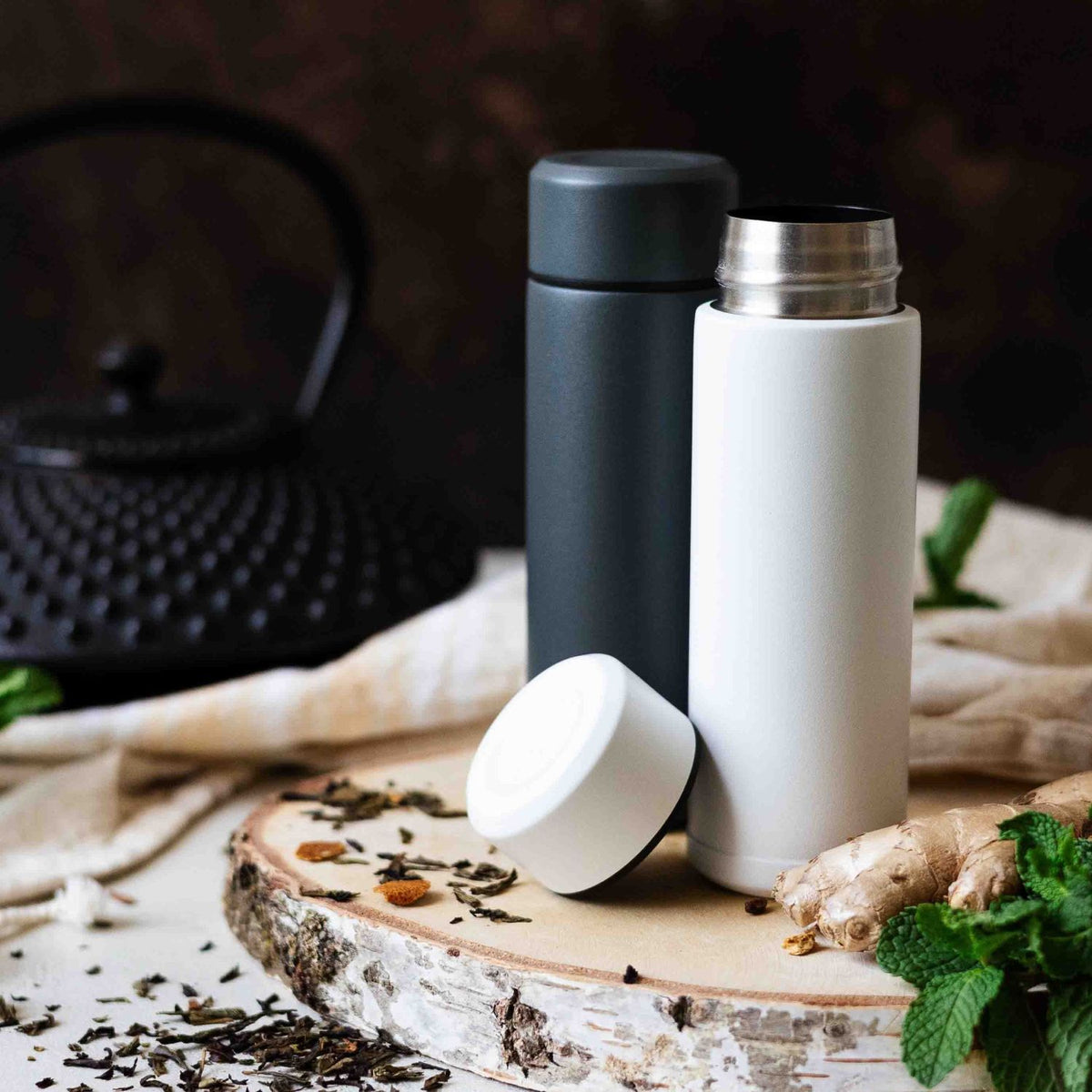 Graue KYOCERA Isolierflasche SLIM MUG aus Edelstahl, tragbare Thermoflasche für heiße und kalte Getränke.