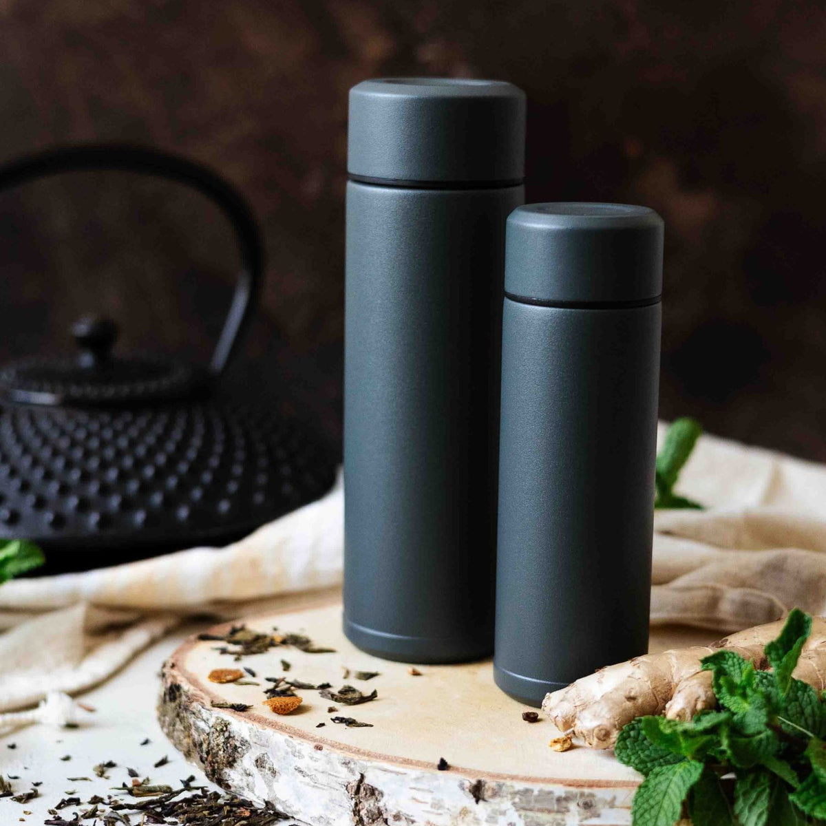 Graue KYOCERA Isolierflasche Slim Mug aus Edelstahl, langlebig und temperaturbeständig, ideal für unterwegs.