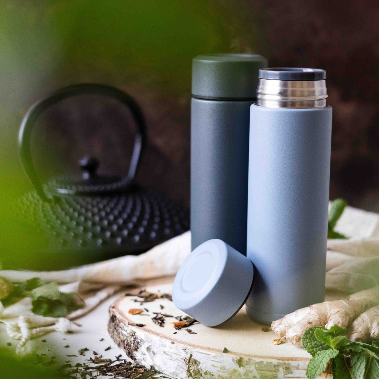 Graue KYOCERA Isolierflasche Slim Mug mit isolierendem Edelstahl, ideal für heiße und kalte Getränke unterwegs.