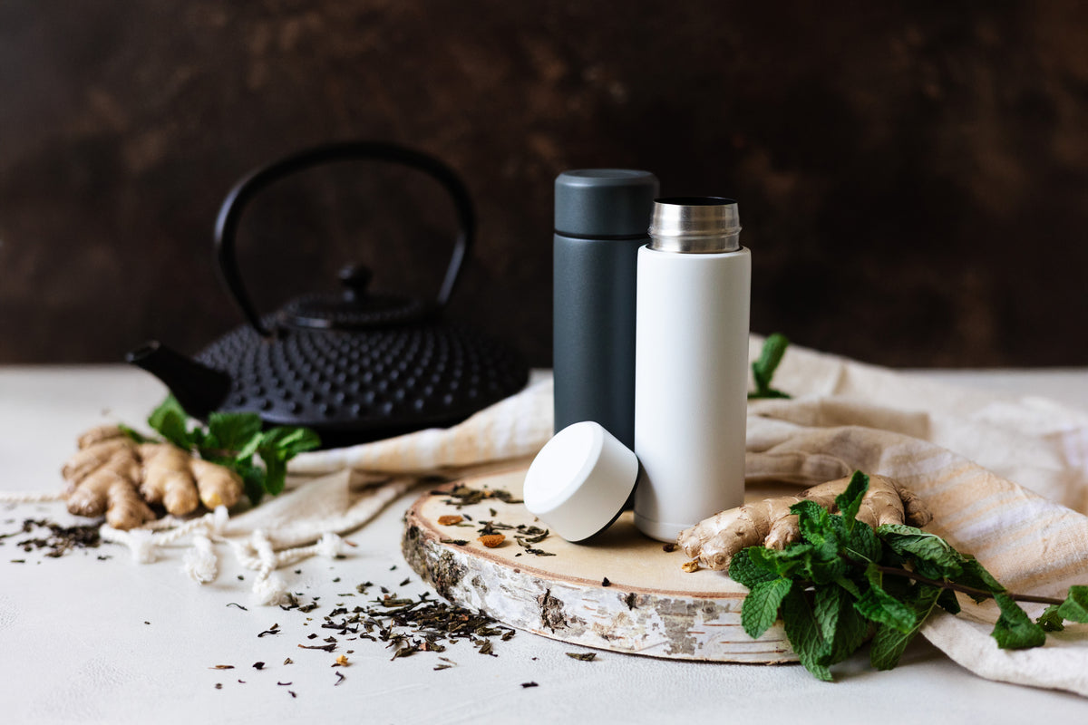 Graue KYOCERA Isolierflasche SLIM MUG aus Edelstahl, dünnes Design, ideal für unterwegs, mit doppelwandiger Isolierung.