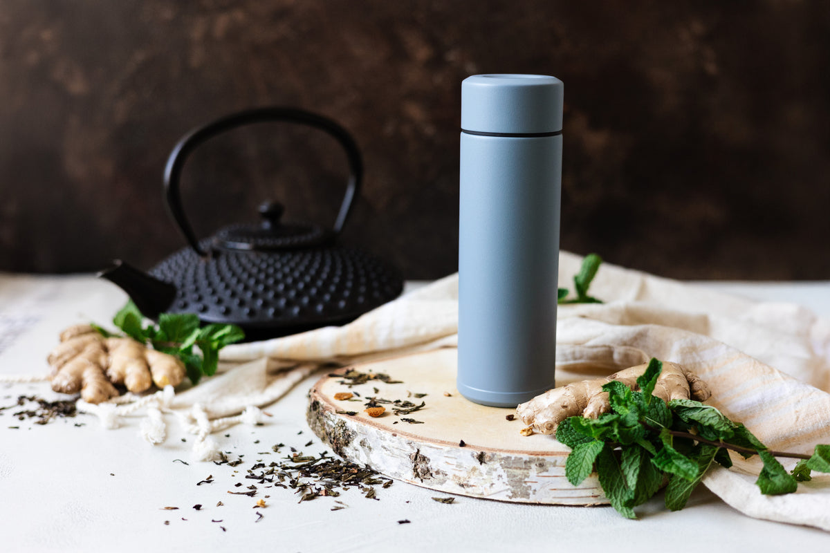 KYOCERA slim blue insulated bottle, Isolierflasche with a sleek design and secure lid for hot or cold beverages.