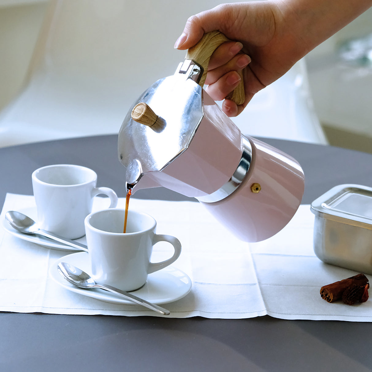 Rosa Espressokocher von GNALI & ZANI, Modell Venezia, aus Edelstahl mit Griff und Deckel für Kaffeezubereitung.