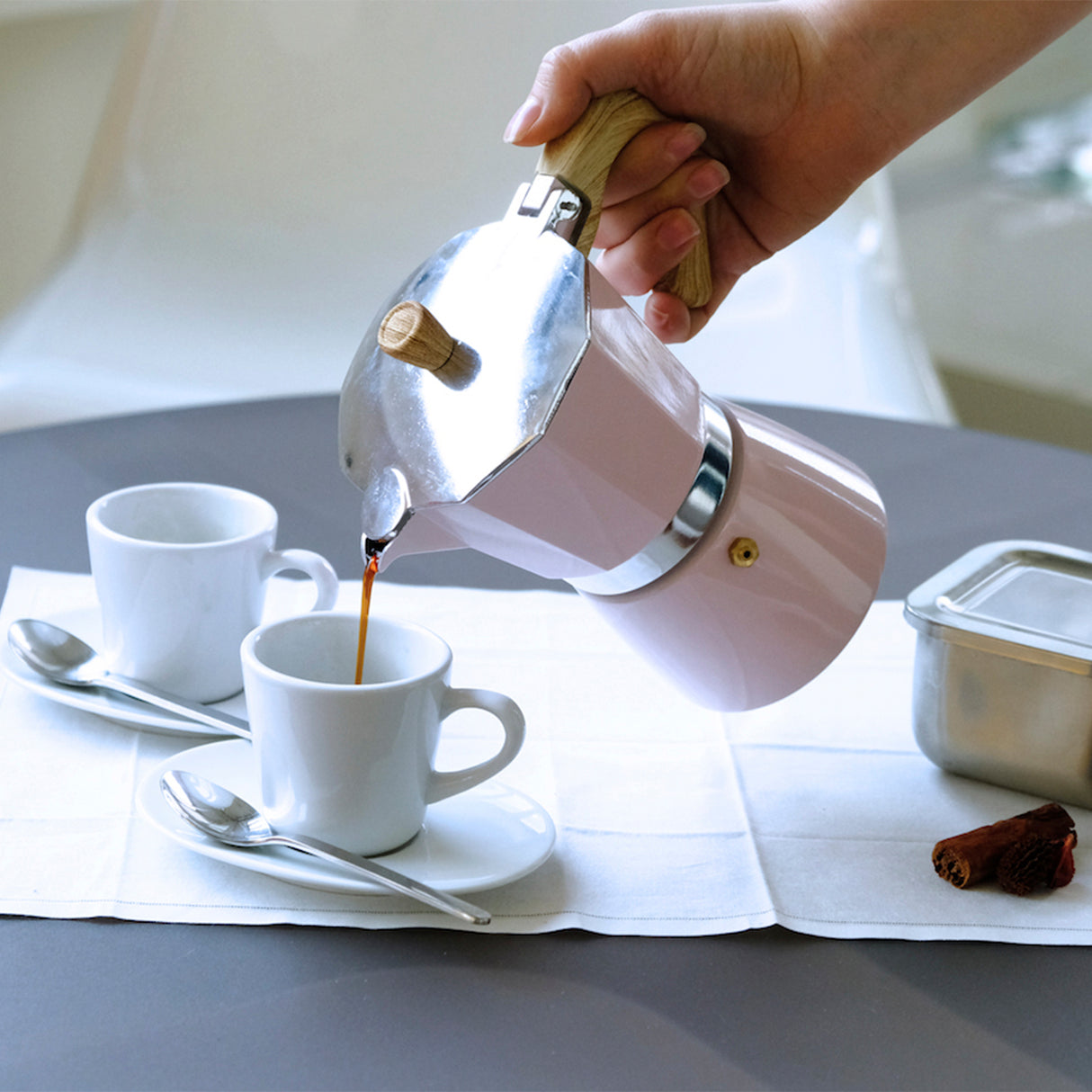 GNALI & ZANI Espressokocher Venezia in Pink, stilvoller Kaffeebereiter aus Edelstahl, für aromatischen Espresso.