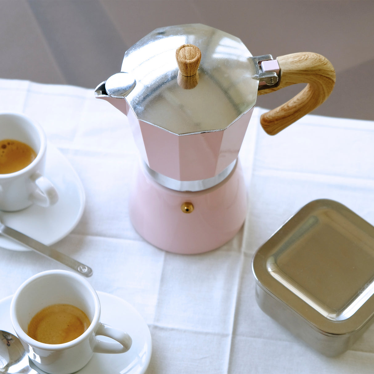 Rosa Espressokocher von GNALI & ZANI im Vintage-Design, ideal für die Zubereitung von Espresso auf dem Herd.