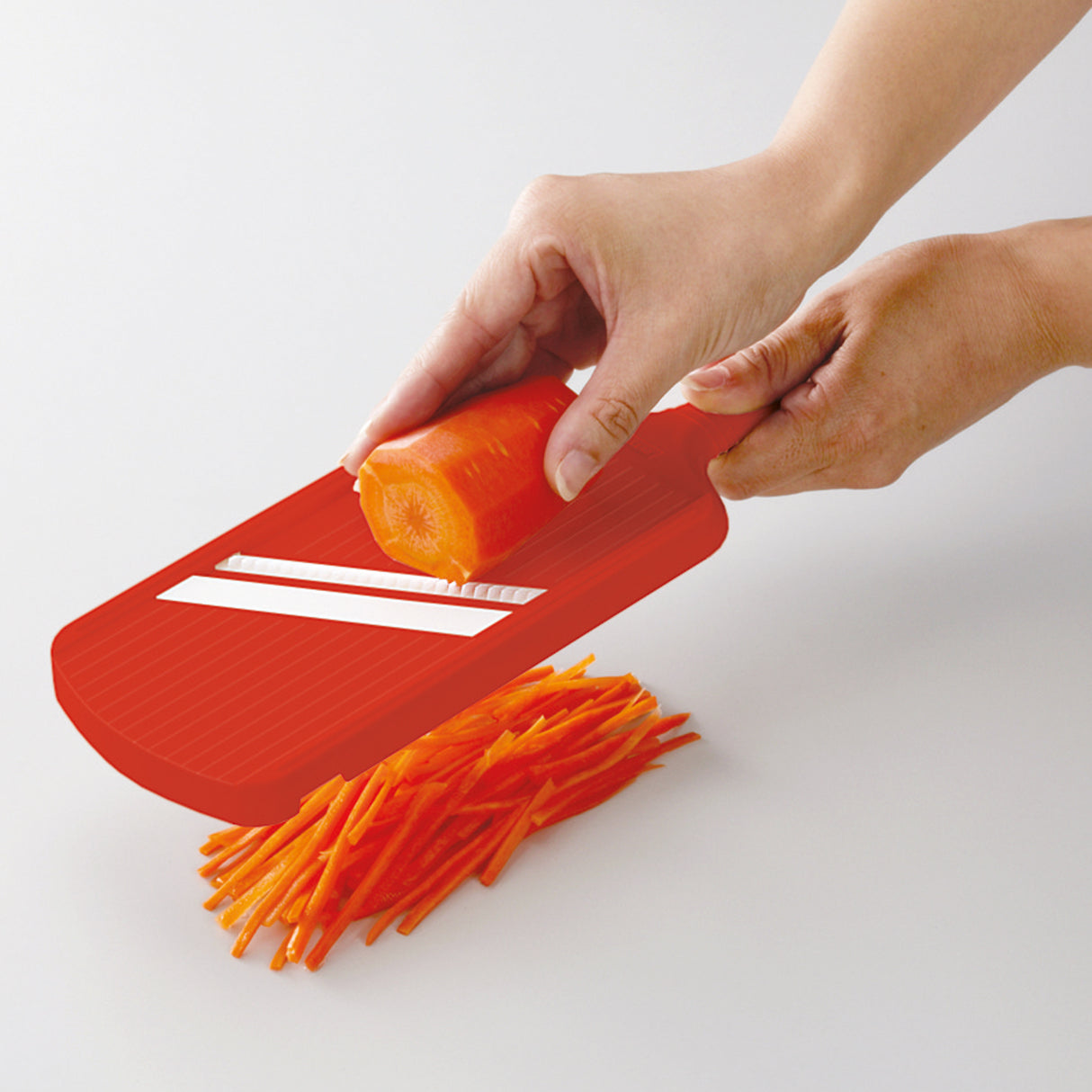 Küchen-Hobel mit Keramik-Julienneklinge, rot