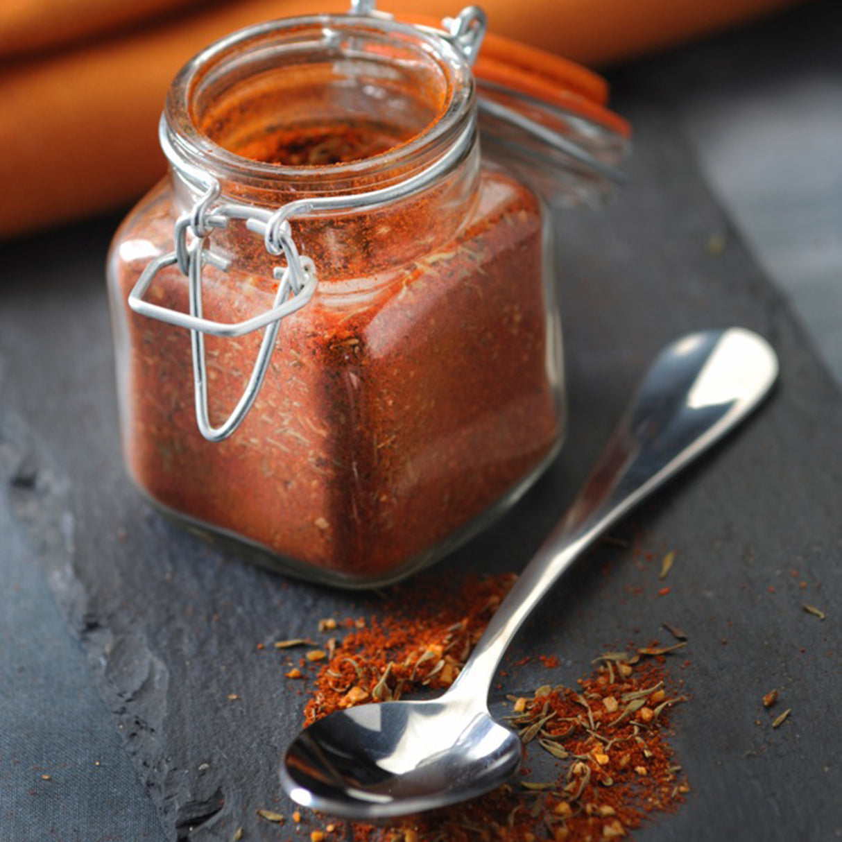 6 Gewürzgläser mit Bügelverschluss im Holzkasten, Länge 33 cm