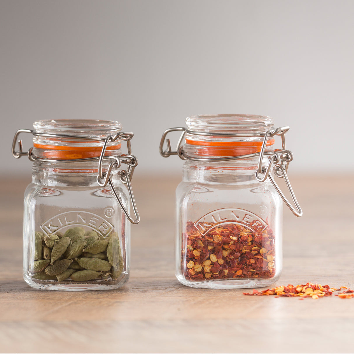 6 Gewürzgläser mit Bügelverschluss im Holzkasten, Länge 33 cm