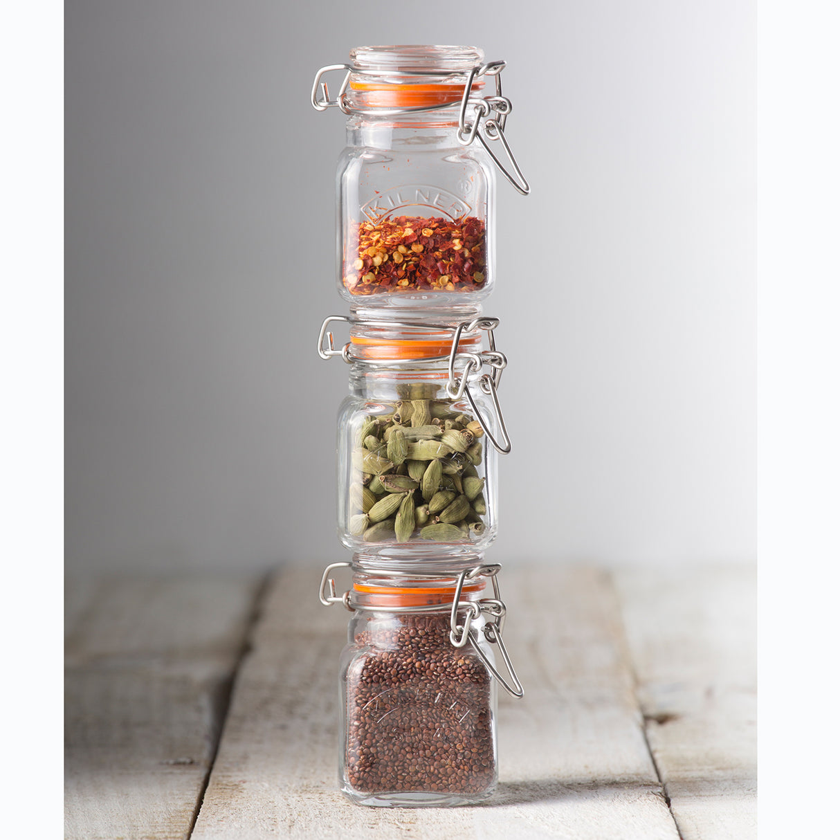 6 Gewürzgläser mit Bügelverschluss im Holzkasten, Länge 33 cm