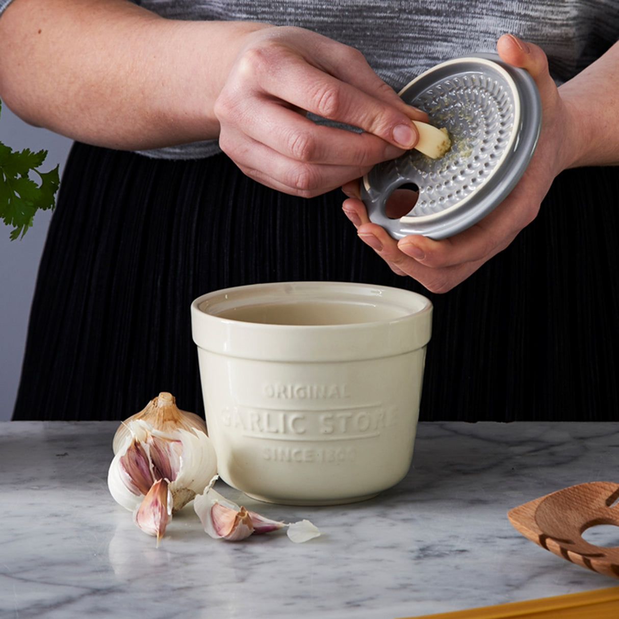2 in 1 Knoblauchbehälter aus Steingut