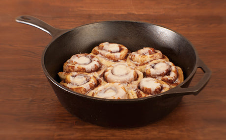 Lodge Classic black cast iron skillet, 30.5 cm diameter, seasoned for frying and sautéing, with a sturdy handle.