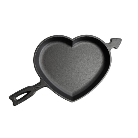 Lodge classic heart-shaped cast iron skillet, 22.8 cm diameter, with a smooth black finish and sturdy handle.