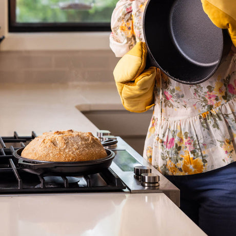 Lodge round cast iron combo cooking pot, Classic 8.9L, durable enameled surface, suitable for versatile stovetop and oven use.