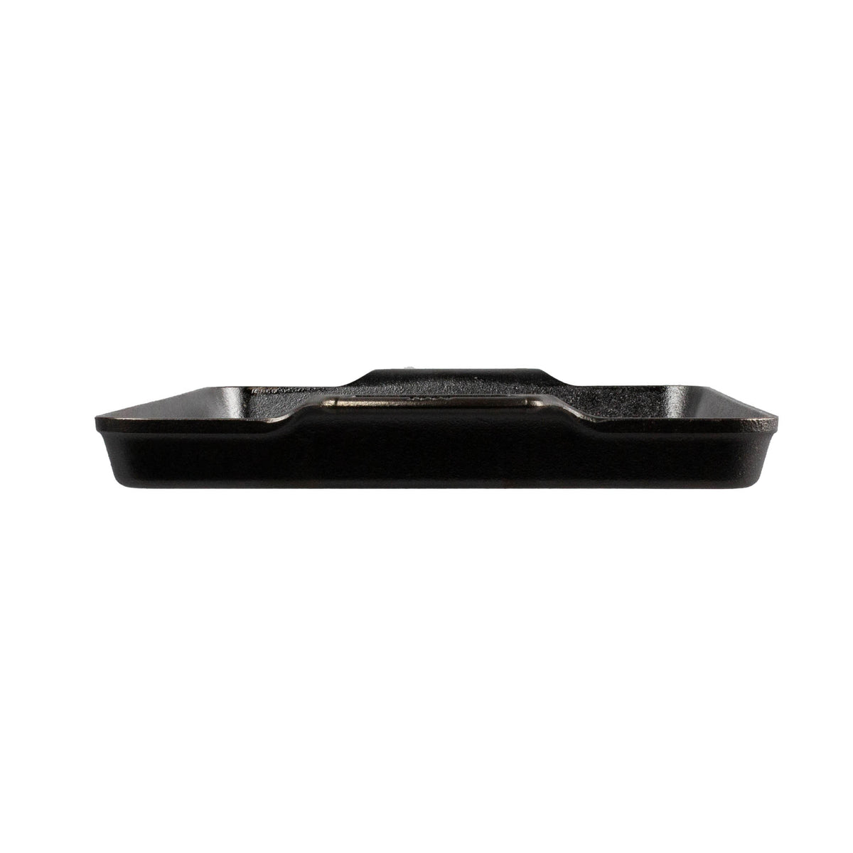Lodge classic black baking pan with 26.7 cm size, shown in a close-up image, ideal for baking and roasting.