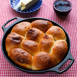 Lodge classic black 26cm baking pan with a sturdy metal backform for baking and roasting.