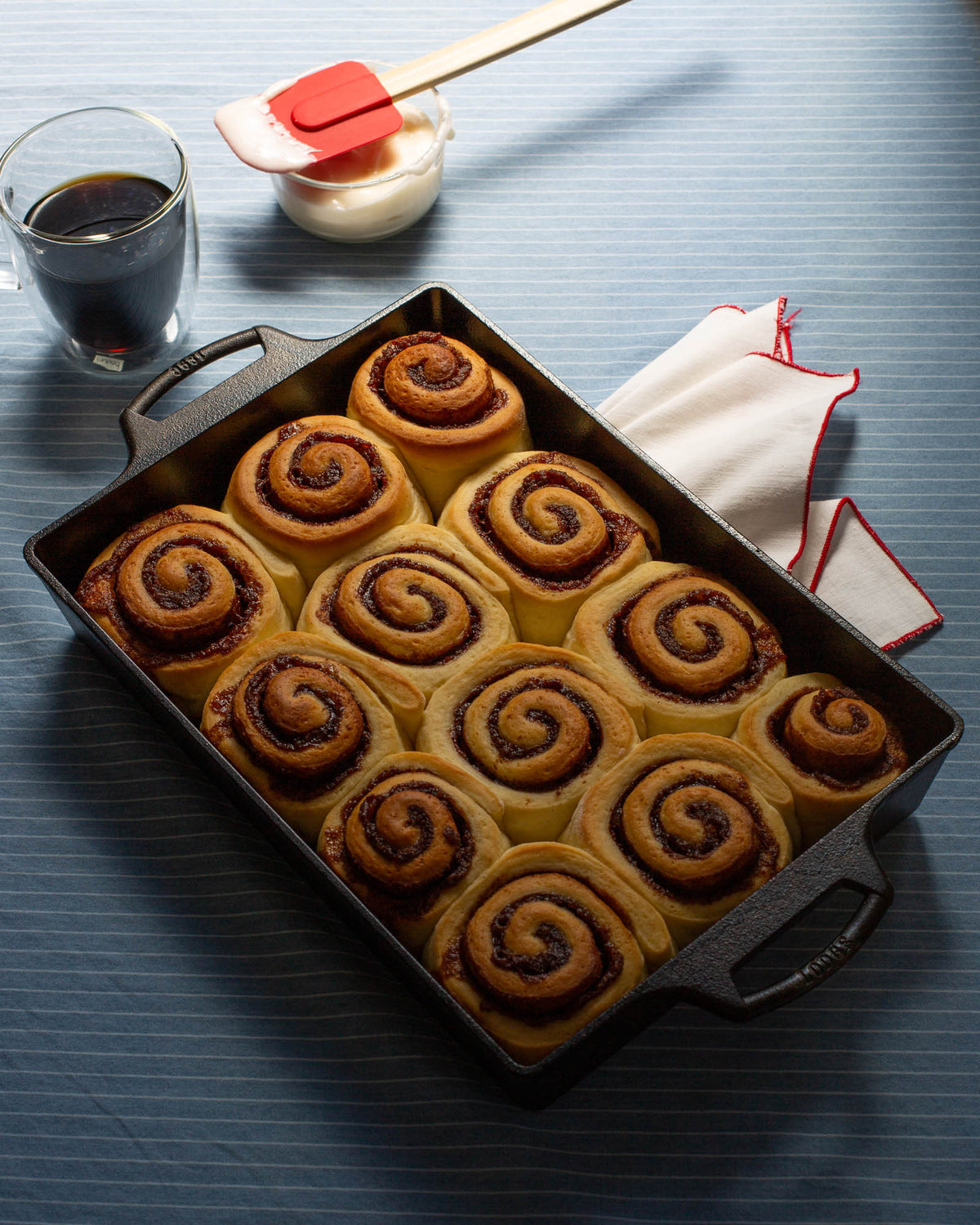 Lodge 23cm black classic baking pan, rectangular backform, non-stick baking dish for cakes and casseroles.