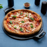 Lodge classic black pizza baking pan, 31.8 cm, non-stick backform for homemade pizzas on a clean kitchen surface.