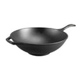 Schwarzer Gusseiserner Wok von Lodge, 32 cm, mit ergonomischem Griff, ideal zum Braten und Gemüsekochen.