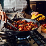 LODGE | Gusseiserner Wok, CHEF, schwarz, 32 cm