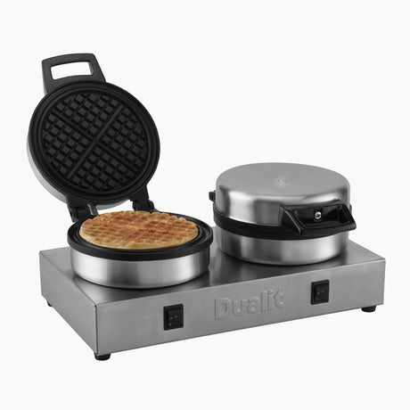 Dualit Contact Waffeleisen für Catering, polierte Oberfläche, zeigt die geölten Waffeln im Einsatz auf einer Küchenarbeitsplatte