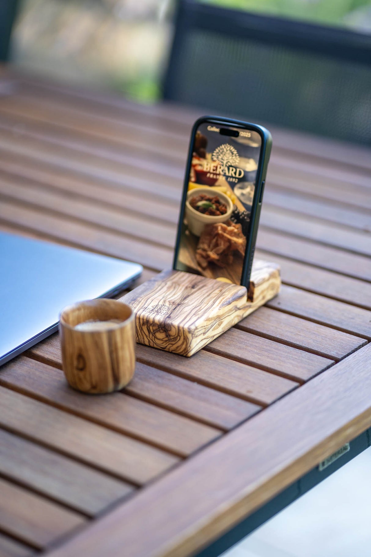 Smartphone Halter aus Olivenholz
