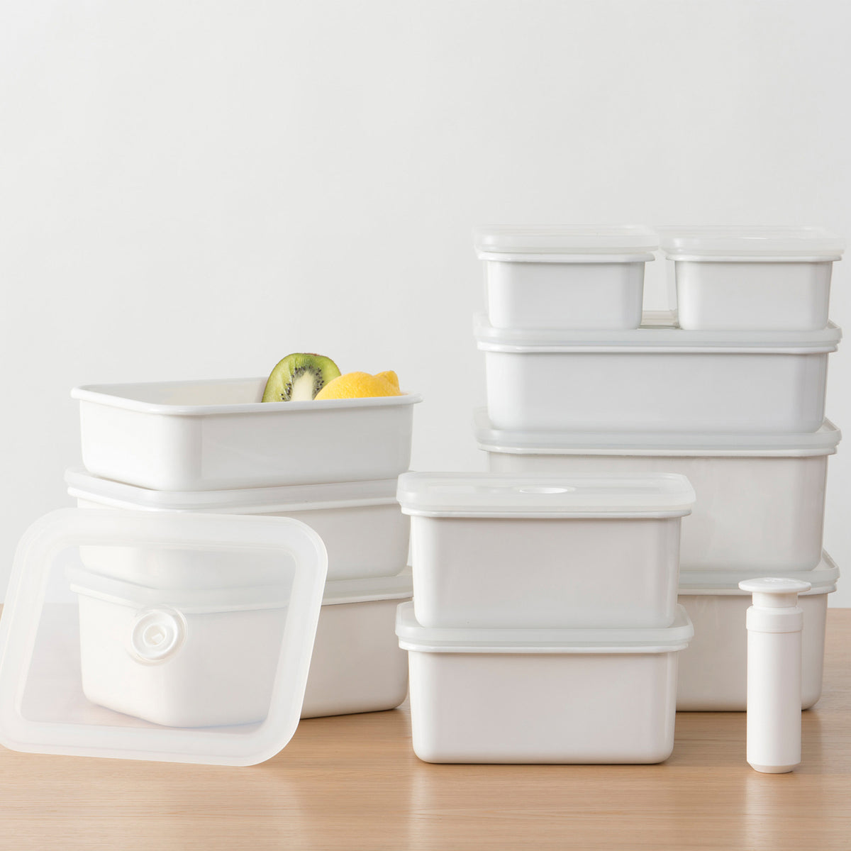 White HONEYWARE emailledose vacuum storage container with 740 ML capacity, featuring a durable, sealed lid for food preservation.