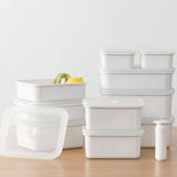 White HONEYWARE emailledose vacuum storage container with 740 ML capacity, featuring a durable, sealed lid for food preservation.