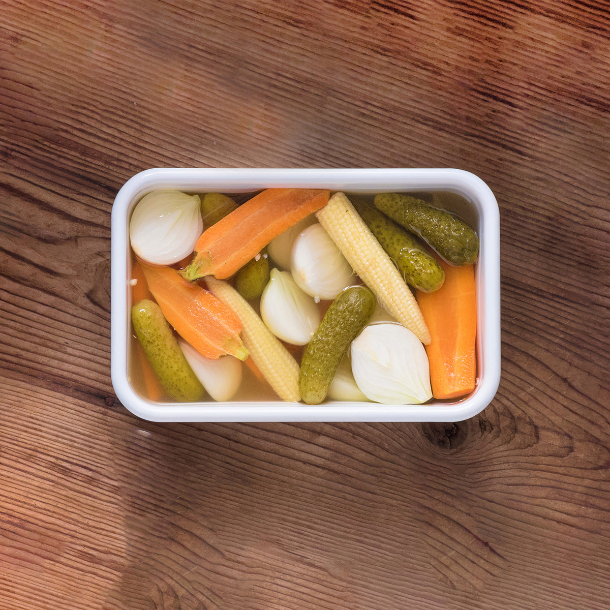 White HONEYWARE emailledosen vacuum storage container with 1.12L capacity, featuring a secure vacuum lid for freshness.