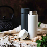 Weiße KYOCERA Isolierflasche Slim Mug mit Edelstahlverschluss und tragbarem Design, ideal für unterwegs