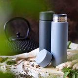 Graue KYOCERA Isolierflasche Slim Mug mit isolierendem Edelstahl, ideal für heiße und kalte Getränke unterwegs.